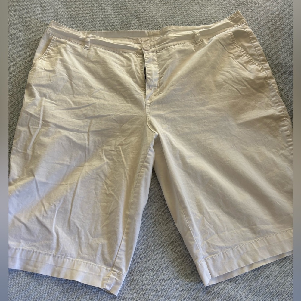 Avenue size 20 white Bermuda shorts